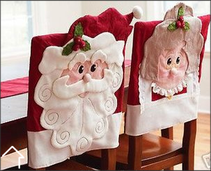 Manos creando adornos de navidad caseros con cintas, naranjas y elementos naturales