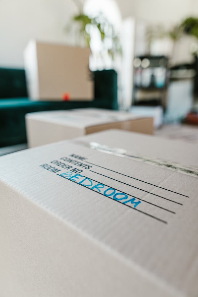 Cajas de cartón apiladas y ordenadas en un salón luminoso listo para una mudanza