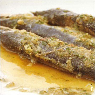 Plato tradicional de arenque vestido en capas con remolacha rallada en la parte superior