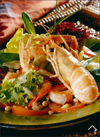 Plato de langostinos crujientes rebozados con fideos fritos acompañados de salsa agridulce de ciruela