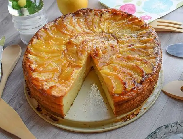 Tarta de manzana recién horneada sobre una mesa de madera rústica