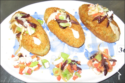Rollos de pollo crujiente cortados en rodajas, mostrando el relleno de espinaca fresca